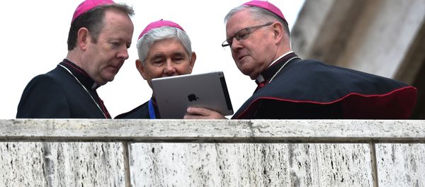 Bishops looks at the screen of a tablet as they await the arrival of the Pope for the Synod on the family at the Vatican on October 15, 2015. - Sputnik International