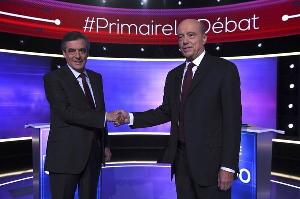 French politicians Alain Juppe (R) and Francois Fillon shake hands as they arrive to attend the third prime-time televised debate as they campaign in the second round for the French center-right presidential primary election in Paris, France, November 24, 2016 - Sputnik International