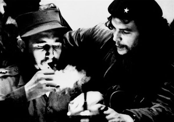 (FILES) This file photo taken in the 1960s shows then Cuban Prime Minister Fidel Castro (L) lighting a cigar while listens Argentine Ernesto Che Guevara (FILES) This file photo taken in the 1960s shows then Cuban Prime Minister Fidel Castro (L) lighting a cigar while listens Argentine Ernesto Che Guevara - Sputnik International