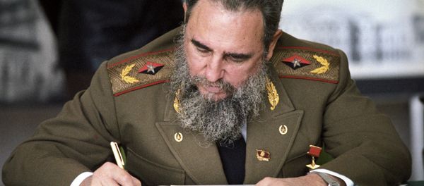 Fidel Castro, First Secretary of the Communist Party of Cuba, President of the State Council and the Council of Ministers of Cuba, head of delegation of Cuban communists at XXVII convention of CPSU making a record in the distinguished visitors' book at the main architectural and design department of Moscow - Sputnik International