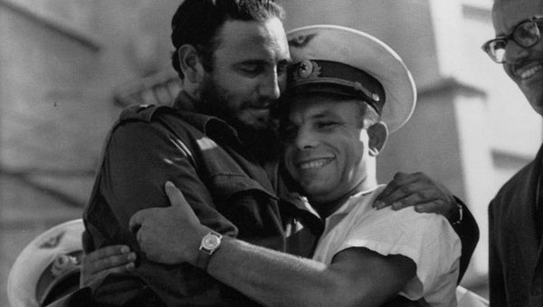 Fidel Castro meets cosmonaut Yuri Gagarin Fidel Castro meets cosmonaut Yuri Gagarin - Sputnik International