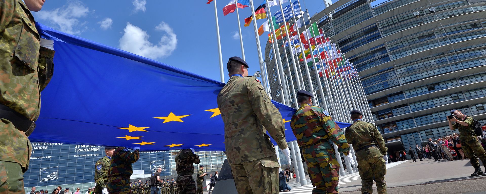 Soldiers of a Eurocorps detachment carry the European Union flag to mark the inaugural European Parliament session in front of the European Parliament in Strasbourg, eastern France (file) Soldiers of a Eurocorps detachment carry the European Union flag to mark the inaugural European Parliament session in front of the European Parliament in Strasbourg, eastern France (file) - Sputnik International, 1920, 26.01.2024