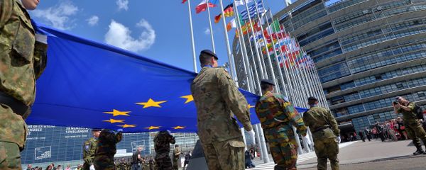 Soldiers of a Eurocorps detachment carry the European Union flag to mark the inaugural European Parliament session in front of the European Parliament in Strasbourg, eastern France (file) - Sputnik International