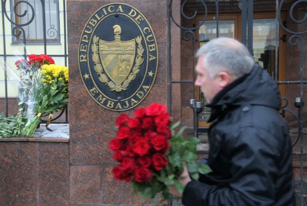 Muscovites have begun bringing flowers to the Cuban Ambassador's residence after hearing the news of Castro's death. Muscovites have begun bringing flowers to the Cuban Ambassador's residence after hearing the news of Castro's death. - Sputnik International