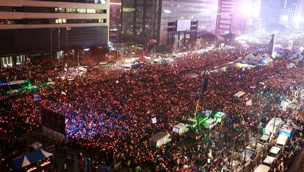 South Koreans hold candles during a rally against President Park Geun-Hye on a main street in Seoul, South Korea, 26 November 2016 South Koreans hold candles during a rally against President Park Geun-Hye on a main street in Seoul, South Korea, 26 November 2016 - Sputnik International
