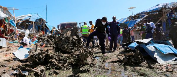 Explosive experts assess the wreckages of destroyed cars at the scene of an explosion at a police checkpoint near the vegetable market in Waberi district of Somali capital Mogadishu, November 26, 2016 Explosive experts assess the wreckages of destroyed cars at the scene of an explosion at a police checkpoint near the vegetable market in Waberi district of Somali capital Mogadishu, November 26, 2016 - Sputnik International