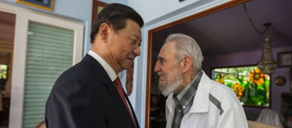 In this July 22, 2014 file photo, Cuba's Fidel Castro, right, greets China's President Xi Jinping in Havana, Cuba - Sputnik International