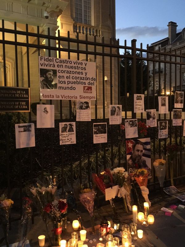 Dozens of people are bringing flowers to the Cuban embassy in Washington on Saturday to honor the memory of former Cuban President Fidel Castro, who passed away on Friday night Dozens of people are bringing flowers to the Cuban embassy in Washington on Saturday to honor the memory of former Cuban President Fidel Castro, who passed away on Friday night - Sputnik International