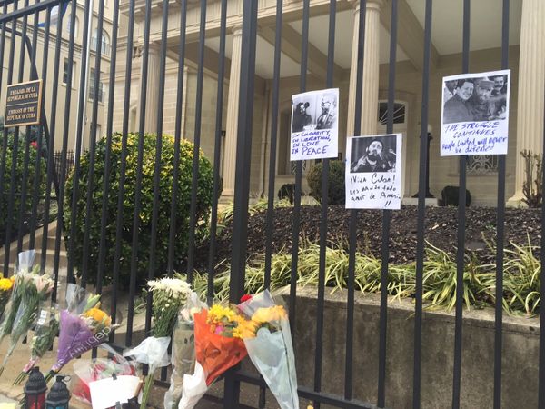 Dozens of people are bringing flowers to the Cuban embassy in Washington on Saturday to honor the memory of former Cuban President Fidel Castro, who passed away on Friday night - Sputnik International