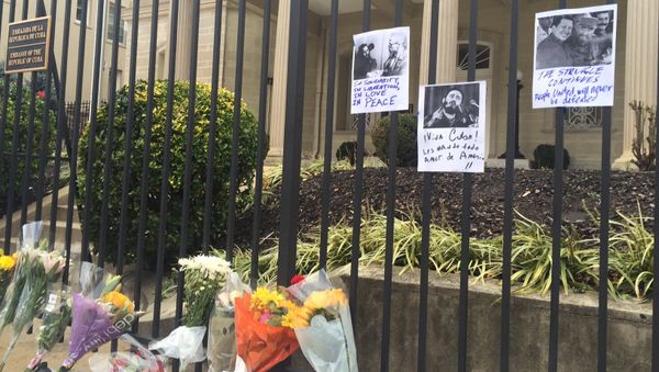 Dozens of people are bringing flowers to the Cuban embassy in Washington on Saturday to honor the memory of former Cuban President Fidel Castro, who passed away on Friday night - Sputnik International