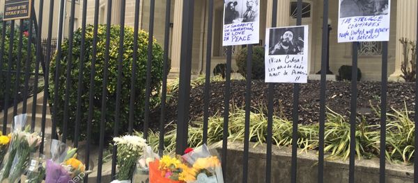 Dozens of people are bringing flowers to the Cuban embassy in Washington on Saturday to honor the memory of former Cuban President Fidel Castro, who passed away on Friday night Dozens of people are bringing flowers to the Cuban embassy in Washington on Saturday to honor the memory of former Cuban President Fidel Castro, who passed away on Friday night - Sputnik International