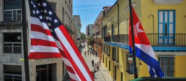 Cuban and US flags are seen outside the private restaurant La Moneda Cubana in Havana on March 17, 2016 Cuban and US flags are seen outside the private restaurant La Moneda Cubana in Havana on March 17, 2016 - Sputnik International