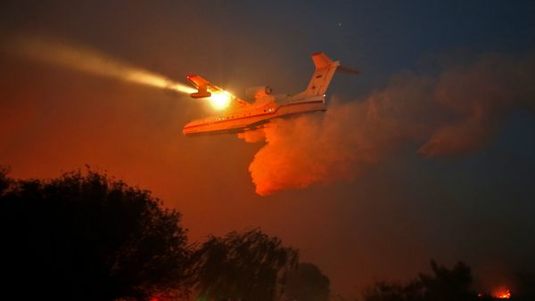 A Russian firefighter plane helps extinguish a new fire that broke out in the Israeli town of Nataf, west of the Arab Israeli town of Abu Ghosh, along the border with the occupied West Bank on November 25, 2016 - Sputnik International