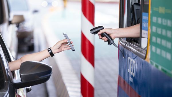 This picture taken on August 26, 2016 shows a driver uses his smartphone to pay the highway toll by way of Alipay, an app of Alibaba's online payment service, at Pengbu toll station on the Hangzhou-Ningbo Expressway in Hangzhou in Zhejiang province on September 21, 2016 - Sputnik International