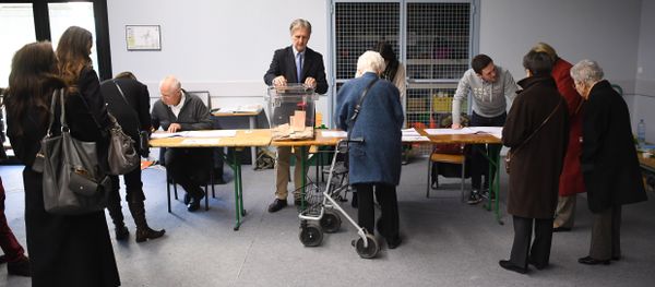 People wait to vote at a polling station in Rennes, western France, on November 27, 2016 during the second round of the centre-right primaries ahead of the 2017 presidential election - Sputnik International