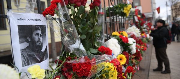 Moscow residents bring flowers to Cuban Embassy in memory of Fidel Castro Moscow residents bring flowers to Cuban Embassy in memory of Fidel Castro - Sputnik International