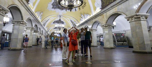 Tourists at Komsomolskaya station of the Moscow metro Tourists at Komsomolskaya station of the Moscow metro - Sputnik International