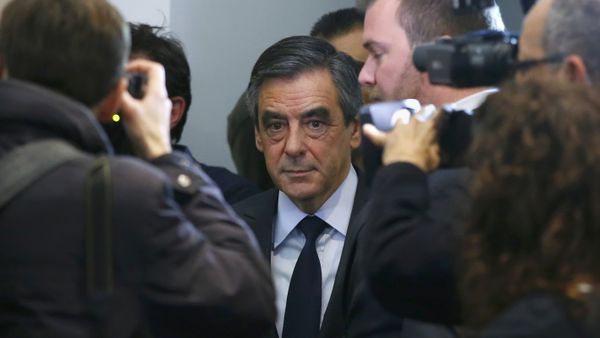 Francois Fillon (C), former French prime minister, arrives to meet Alain Juppe (not pictured) after the results in the second round for the French center-right presidential primary election in Paris, France, November 27, 2016 Francois Fillon (C), former French prime minister, arrives to meet Alain Juppe (not pictured) after the results in the second round for the French center-right presidential primary election in Paris, France, November 27, 2016 - Sputnik International