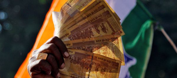 A man displays 500 Indian rupee notes during a rally organised by India’s main opposition Congress party against the government's decision to withdraw 500 and 1000 Indian rupee banknotes from circulation, in Ajmer, India, November 24, 2016. A man displays 500 Indian rupee notes during a rally organised by India’s main opposition Congress party against the government's decision to withdraw 500 and 1000 Indian rupee banknotes from circulation, in Ajmer, India, November 24, 2016. - Sputnik International