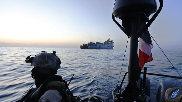 French marine commandos operate on a speed boat just off the French ship Sirocco attached the joint European Union Naval Force (EUNAVFOR-Somalia) combating piracy off the coast of Somalia - Sputnik International