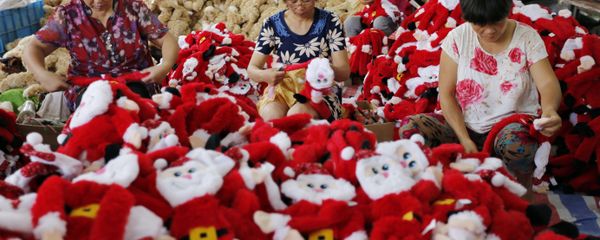 Chinese workers making Santa Claus dolls at a toy factory in Ganyu district in Lianyungang, east China's Jiangsu province Chinese workers making Santa Claus dolls at a toy factory in Ganyu district in Lianyungang, east China's Jiangsu province - Sputnik International