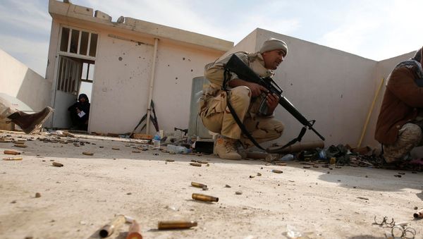 Iraqi soldiers take cover during operation against Islamic State militants in the frontline neighbourhood of Intisar, eastern Mosul November 27, 2016. Iraqi soldiers take cover during operation against Islamic State militants in the frontline neighbourhood of Intisar, eastern Mosul November 27, 2016. - Sputnik International