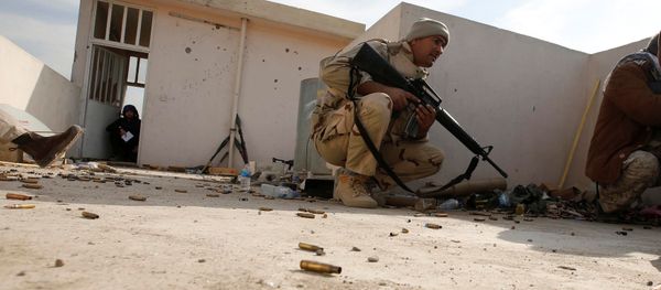 Iraqi soldiers take cover during operation against Islamic State militants in the frontline neighbourhood of Intisar, eastern Mosul November 27, 2016. Iraqi soldiers take cover during operation against Islamic State militants in the frontline neighbourhood of Intisar, eastern Mosul November 27, 2016. - Sputnik International