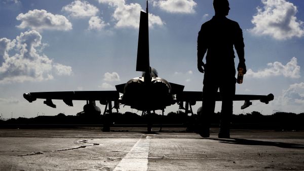 This photo taken on September 22, 2016 shows a British soldier walking by a Eurofighter Typhoon fighter jet at Royal Air Force's Akrotiri base in Cyprus, before taking off for a coalition mission over Iraq.  - Sputnik International