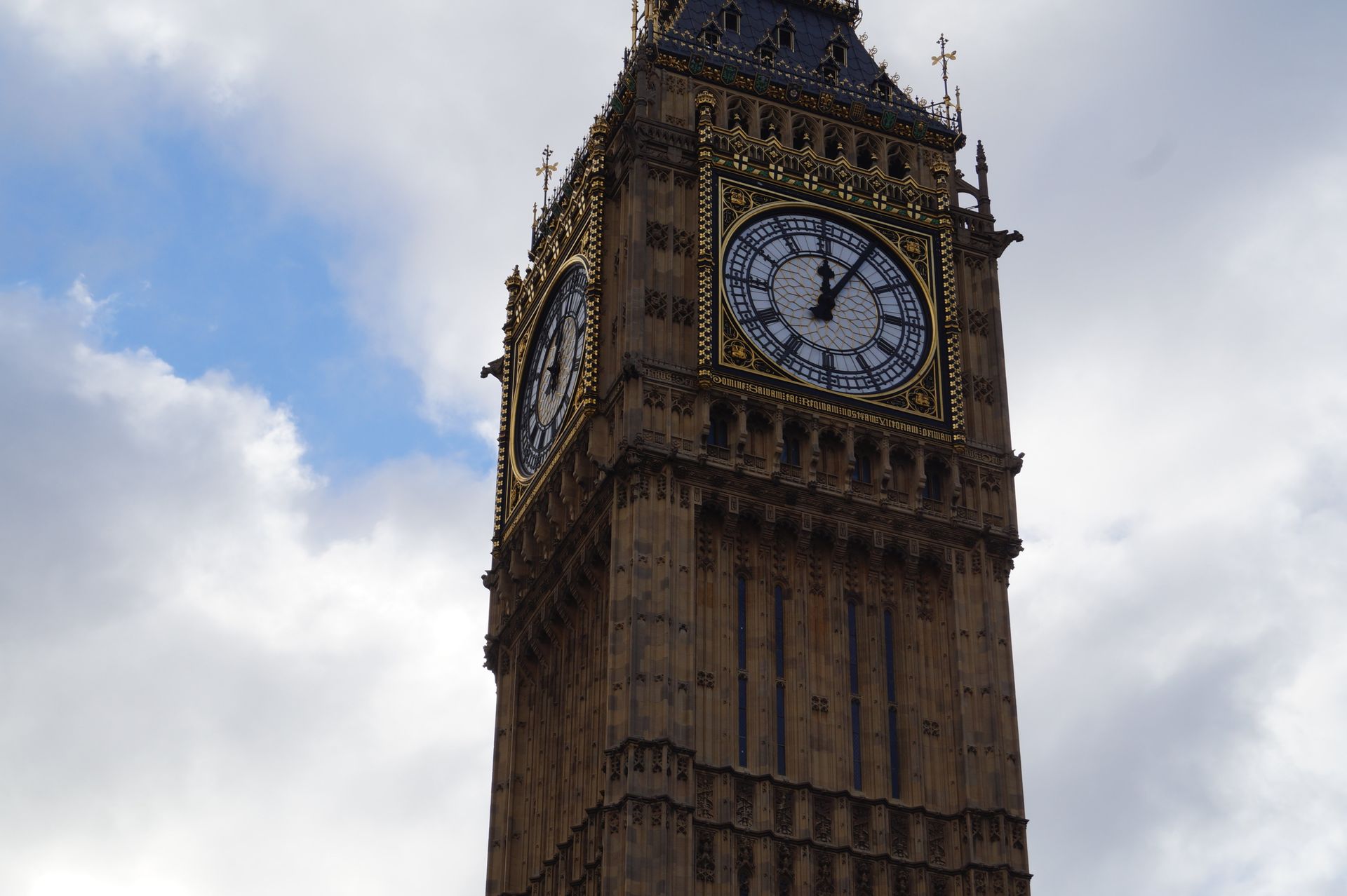 The famous Elizabeth Tower in the UK Houses of Parliament, which contains the Great Bell, known as Big Ben. - Sputnik International, 1920, 22.05.2022