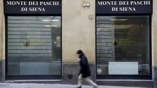 A man walks in front of the Monte dei Paschi bank in Siena, Italy, January 29, 2016. A man walks in front of the Monte dei Paschi bank in Siena, Italy, January 29, 2016. - Sputnik International