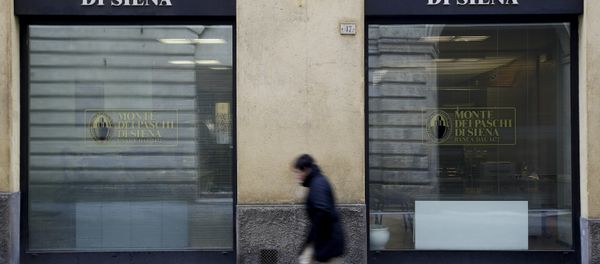 A man walks in front of the Monte dei Paschi bank in Siena, Italy, January 29, 2016. A man walks in front of the Monte dei Paschi bank in Siena, Italy, January 29, 2016. - Sputnik International