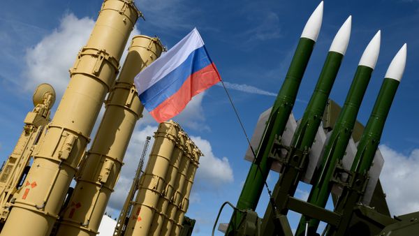 Air defense missile weapon system (ADS) Antei-2500 (left) and Air defense system (ADS) Buk-M2E presented at the open exhibition at 2016 ARMY Military Forum in exhibition and convention centre of Patriot military-patriotic recreation park of the Armed Forces of the Russian Federation - Sputnik International