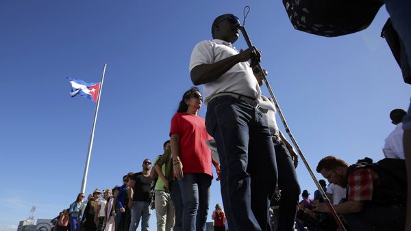 People stand in line to pay tribute to Cuba's late President Fidel Castro in Revolution Square in Havana, Cuba, November 28, 2016. People stand in line to pay tribute to Cuba's late President Fidel Castro in Revolution Square in Havana, Cuba, November 28, 2016. - Sputnik International