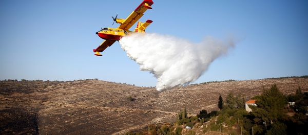 A foreign firefighting plane drops fire retardant during a wildfire, around the communal settlement of Nataf, close to Jerusalem November 26, 2016. - Sputnik International
