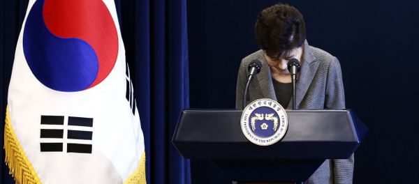 South Korean President Park Geun-Hye bows during an address to the nation, at the presidential Blue House in Seoul, South Korea, 29 November 2016 South Korean President Park Geun-Hye bows during an address to the nation, at the presidential Blue House in Seoul, South Korea, 29 November 2016 - Sputnik International