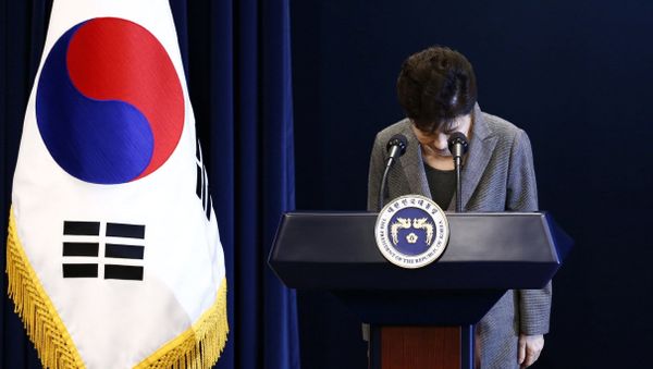South Korean President Park Geun-Hye bows during an address to the nation, at the presidential Blue House in Seoul, South Korea, 29 November 2016 South Korean President Park Geun-Hye bows during an address to the nation, at the presidential Blue House in Seoul, South Korea, 29 November 2016 - Sputnik International