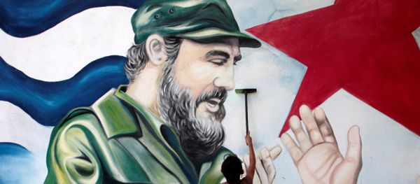 A child plays in front of a mural of late former Cuban leader Fidel Castro at the market in Managua, Nicaragua November 27, 2016. - Sputnik International