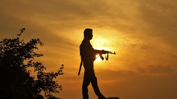 A policeman stands guard outside a police post near Jammu - Sputnik International
