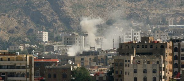 Dust rises from the site of an explosion during clashes between Houthi fighters and pro-government fighters in southwestern city of Taiz, Yemen - Sputnik International