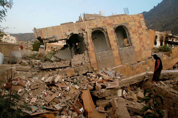 A man stands on the rubble of a house destroyed during recent battles between Houthi fighters and pro-government fighters, on the first day of a 48-hour ceasefire in the southwestern city of Taiz, Yemen. - Sputnik International