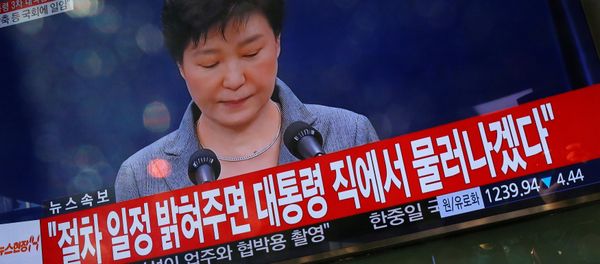 People watch a television broadcast of a news report on President Park Geun-hye releasing a statement to the public in Seoul, South Korea, November 29, 2016. People watch a television broadcast of a news report on President Park Geun-hye releasing a statement to the public in Seoul, South Korea, November 29, 2016. - Sputnik International