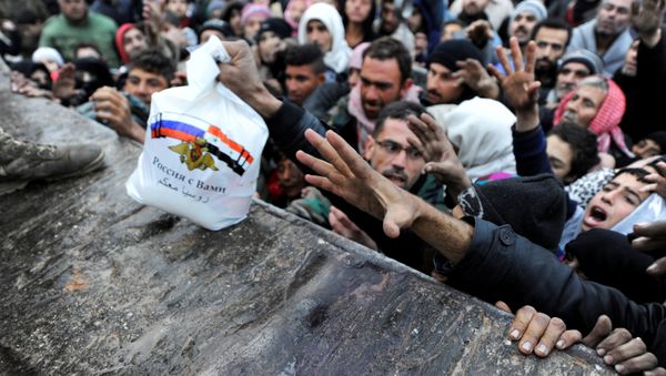 Syrians that evacuated eastern Aleppo, reach out for Russian food aid in government-controlled Jibreen area in Aleppo, Syria November 30, 2016. Syrians that evacuated eastern Aleppo, reach out for Russian food aid in government-controlled Jibreen area in Aleppo, Syria November 30, 2016. - Sputnik International
