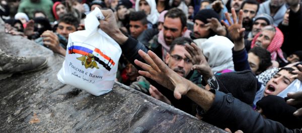 Syrians that evacuated eastern Aleppo, reach out for Russian food aid in government-controlled Jibreen area in Aleppo, Syria November 30, 2016. Syrians that evacuated eastern Aleppo, reach out for Russian food aid in government-controlled Jibreen area in Aleppo, Syria November 30, 2016. - Sputnik International