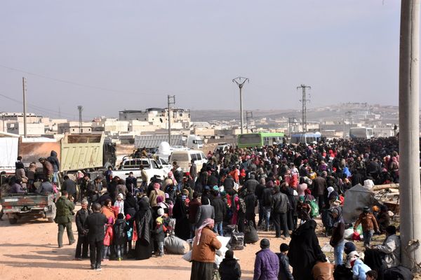 Syrians that evacuated the eastern districts of Aleppo gather to board buses, in a government held area in Aleppo, Syria in this handout picture provided by SANA on November 29, 2016. - Sputnik International