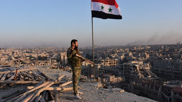 Syrian pro-government forces stand on top of a building overlooking Aleppo in the city's Bustan al-Basha neighbourhood on November 28, 2016 - Sputnik International