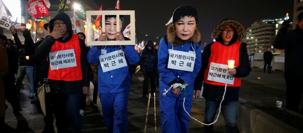 People march during a protest calling for South Korean President Park Geun-hye to step down in central Seoul, South Korea, November 30, 2016. The signs read Offender disturbing order of nation, Park Geun-hye. - Sputnik International