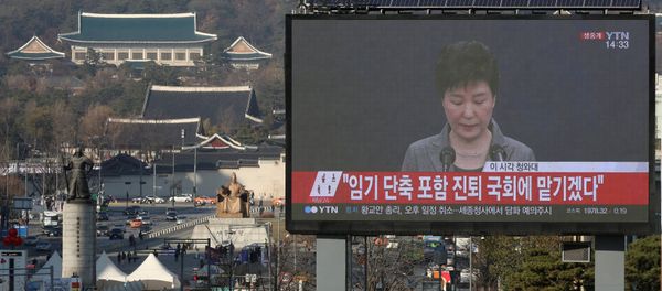 A large electronic board broadcasts a news report on South Korean President Park Geun-hye releasing a statement to the public as the Presidential Blue House (top L) is seen in the background, in central Seoul, South Korea, November 29, 2016. - Sputnik International