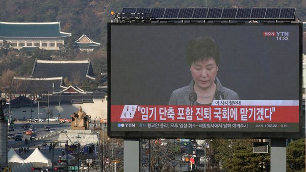 A large electronic board broadcasts a news report on South Korean President Park Geun-hye releasing a statement to the public as the Presidential Blue House (top L) is seen in the background, in central Seoul, South Korea, November 29, 2016. A large electronic board broadcasts a news report on South Korean President Park Geun-hye releasing a statement to the public as the Presidential Blue House (top L) is seen in the background, in central Seoul, South Korea, November 29, 2016. - Sputnik International