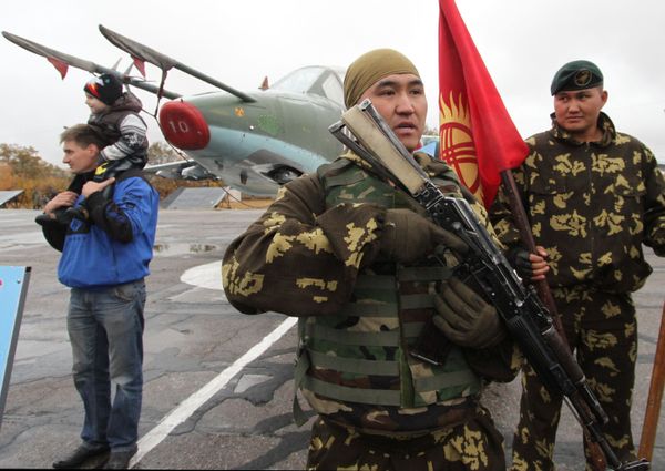 Army Special Forces Scorpion soldiers and civilians at the airport during the 10th anniversary celebrations of the CSTO Russian air base opening in the town of Kant. Army Special Forces Scorpion soldiers and civilians at the airport during the 10th anniversary celebrations of the CSTO Russian air base opening in the town of Kant. - Sputnik International