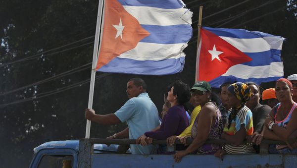 People are transported to greet the caravan carrying the ashes of Fidel Castro in Colon, Cuba, November 30, 2016. - Sputnik International
